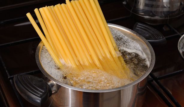 Trucos para acabar con las salpicaduras del agua cocida en la vitrocerámica