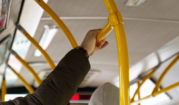 La criticada respuesta de un grupo de jóvenes al pedirles que cedan sus asientos a mayores en el bus. Foto: Bigstock