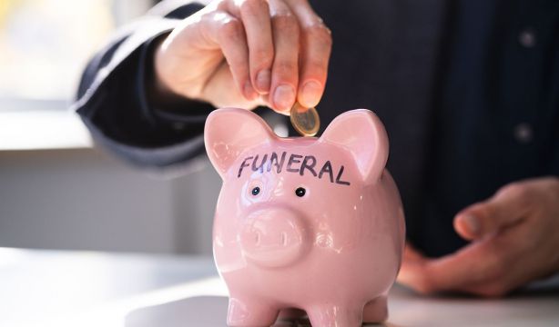 El seguro de decesos no compensa: puedes llegar a pagar hasta tres veces más, avisa la OCU. Foto: bigstock