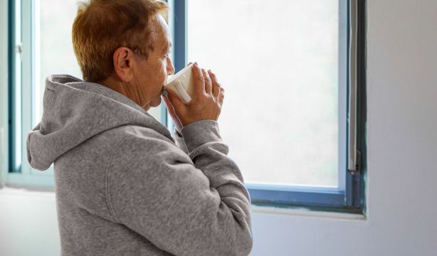 Este es el motivo por el que las personas mayores sienten más frío