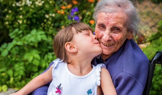 'Generaciones', el proyecto que retrata a mayores centenarios con los más pequeños