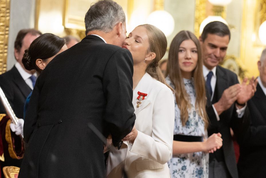EuropaPress 5545529 rey felipe vi 1i princesa leonor 2i dan beso acto jura constitucion cortes EuropaPress 5545529 rey felipe vi 1i princesa leonor 2i dan beso acto jura constitucion cortes
