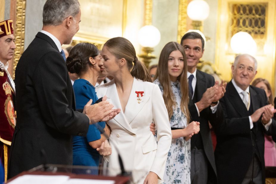 EuropaPress 5545566 reina letizia 2i princesa leonor 3i dan beso acto jura constitucion cortes EuropaPress 5545566 reina letizia 2i princesa leonor 3i dan beso acto jura constitucion cortes