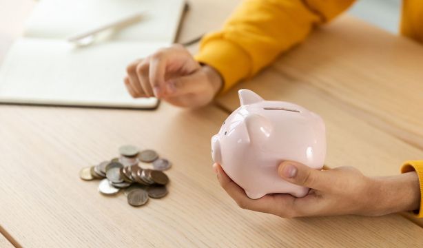 Una especialista en finanzas personales revela el error común que nos impide ahorrar