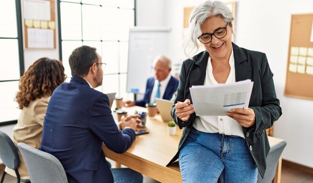 Al mercado laboral le salen canas: los sénior serán cada vez más decisivos en la economía española. Foto: Bigstock