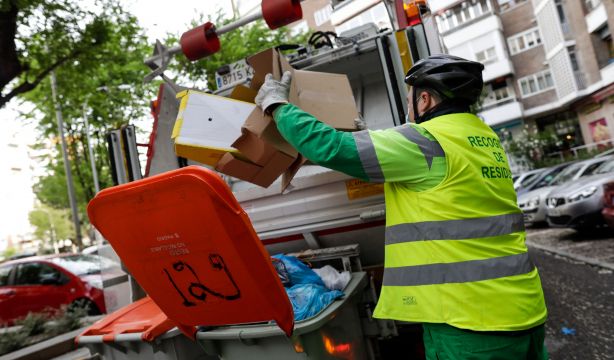 Abuelo, ¿quién baja hoy la basura?