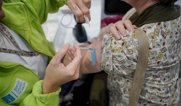 EuropaPress 5533228 persona vacuna dia apertura instituto feiral vigo ifevi doble inmunizacion