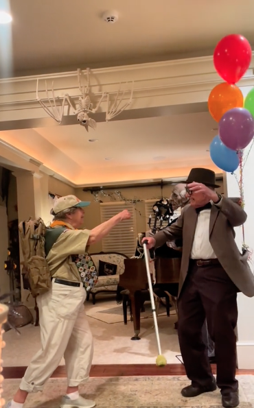 VÍDEO: Una pareja de nonagenarios triunfa en las redes con su disfraz de Halloween. Foto: TikTok VÍDEO: Una pareja de nonagenarios triunfa en las redes con su disfraz de Halloween. Foto: TikTok
