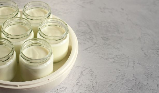 Los yogures no caducan: el único caso en el que debes tirarlos