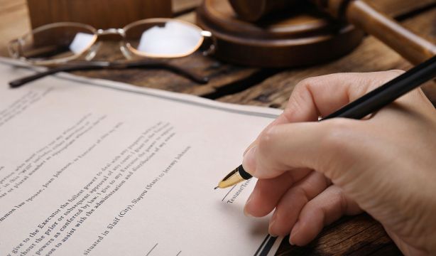 Validan el testamento de un hombre con alzhéimer que legó todo a una de sus hijas