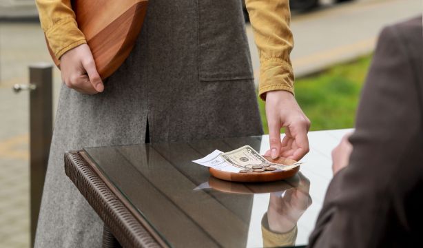El truco de los camareros para que los clientes dejen más propina