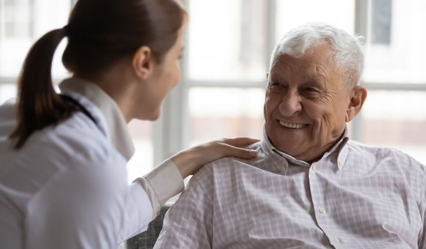 Un trabajo invisibilizado: seis de cada 10 españoles cuidan de sus familiares mayores