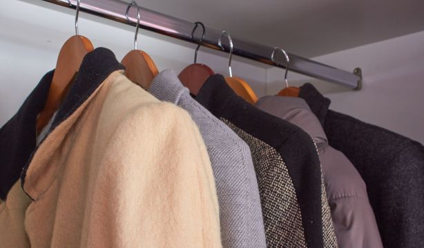 Cambio de armario: el truco para guardar los abrigos y que ocupen menos espacio. Foto: Bigstock