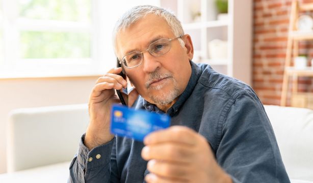 Nuevo timo telefónico: simulan ser tu compañía para regalarte un descuento de una falsa marca blanca
