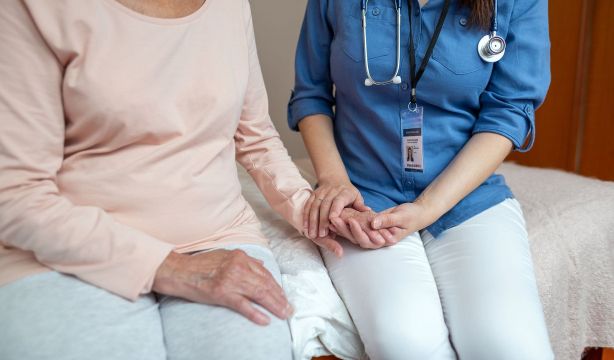 Prueban en una residencia una diadema que detecta el dolor en mayores con demencia severa