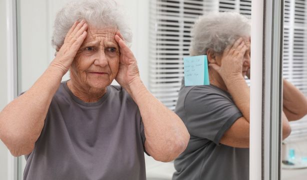Un experto recomienda evitar los espejos en los pacientes con alzhéimer