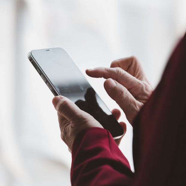 Los mayores de 50 años prefieren los teléfonos Android frente a iPhone. Foto: Bigstock Los mayores de 50 años prefieren los teléfonos Android frente a iPhone. Foto: Bigstock