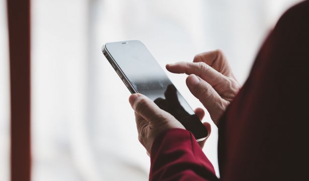 Los mayores de 50 años prefieren los teléfonos Android frente a iPhone. Foto: Bigstock