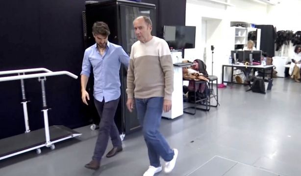 Hito médico: un paciente de párkinson vuelve a caminar gracias a un implante neuronal