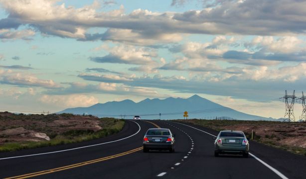 Los dos únicos casos en los que la DGT permite adelantar por la derecha