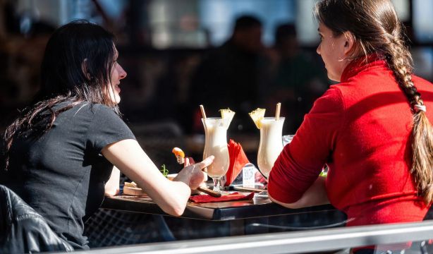 Comer fuera de casa vuelve a los niveles prepandemia a pesar de la inflación