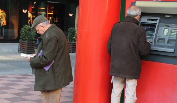 La banca avanza en la mejora de la atención a los mayores, que piden más: “Quedan cosas por hacer”