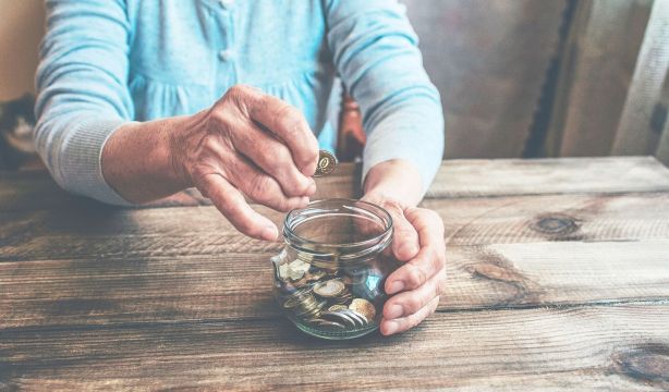 El drama de no cotizar: casi medio millón de personas viven con pensiones de 500 euros al mes