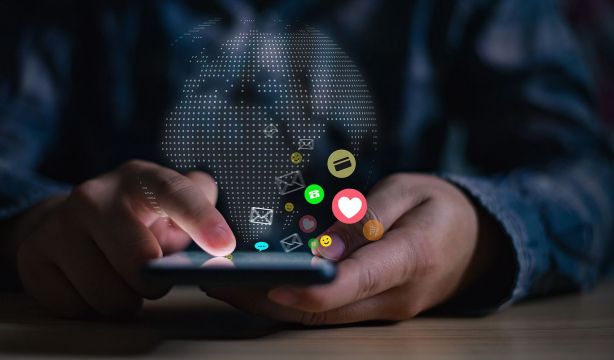 No somos adictos al móvil, sino a la interacción social que permite