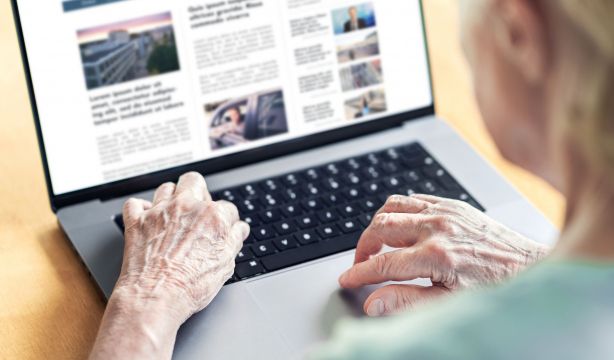 Los mayores, carne de cañón para los bulos sobre política y salud. Foto: Bigstock