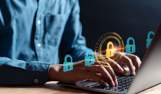 Compartir el DNI por WhatsApp o email tiene riesgos: cómo hacerlo de forma segura