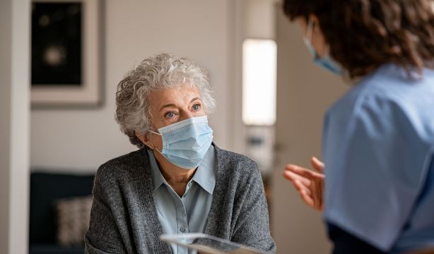 Los mayores de 65 años dejan de ser de alto riesgo si contraen Covid, según la OMS. Foto: Bigstock