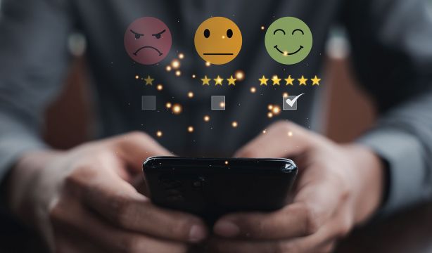 Las agresivas respuestas del dueño de un restaurante a las reseñas negativas que indignan en redes