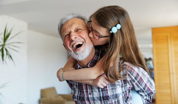 Visitar a los abuelos al menos una vez al mes puede aumentar su esperanza de vida