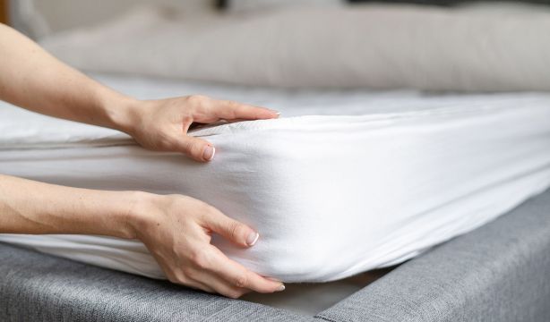 Cómo diferenciar entre el lado de verano y el de invierno del colchón. Foto: Bigstock