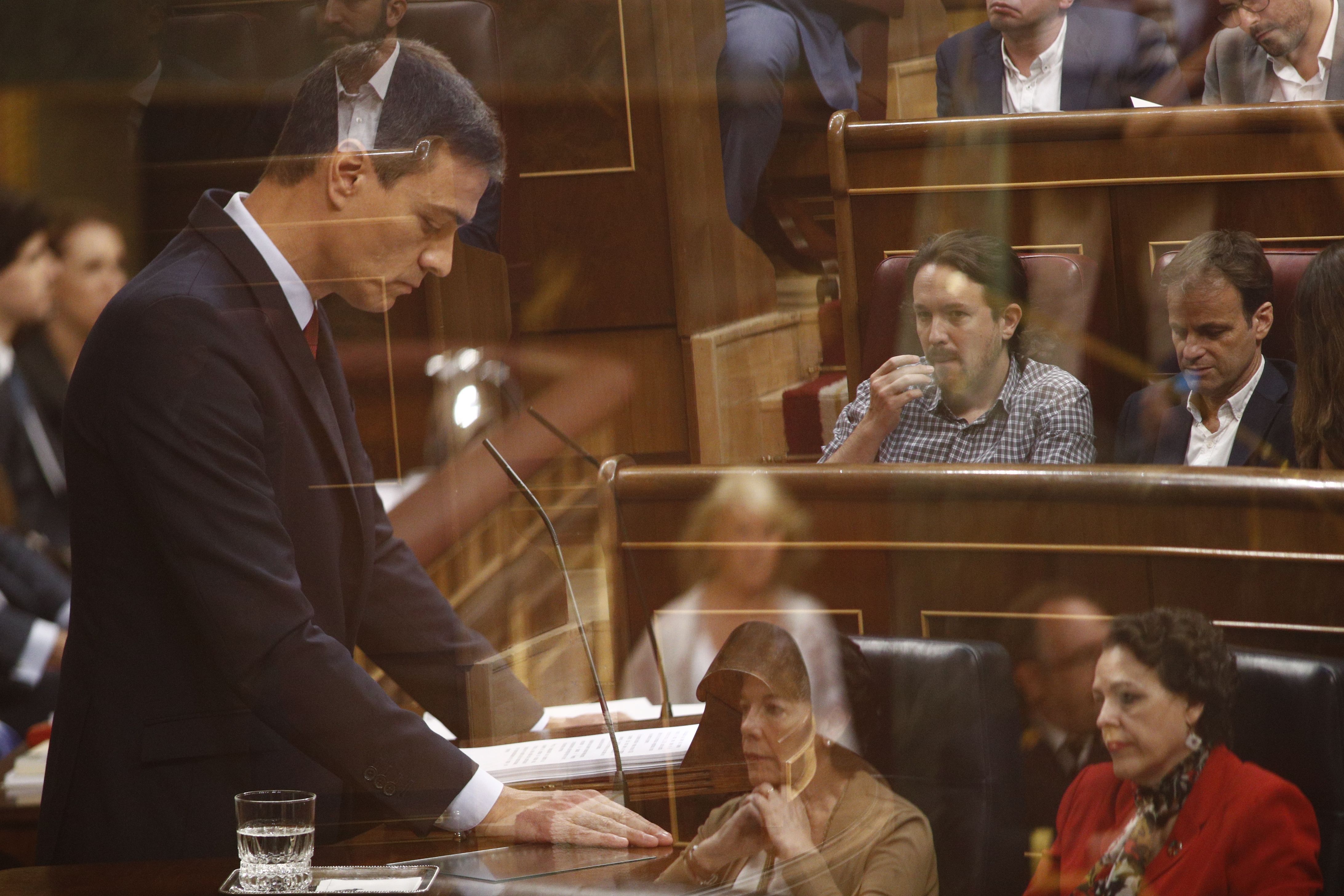 Pedro Sánchez y Pablo Iglesias en la sesión de investidura