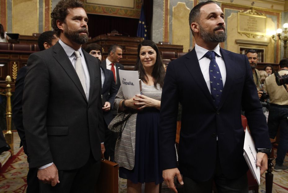 El portavoz de Vox en el Congreso de los Diputados Iván Espinosa de los Monteros; la secretaria general del partido Macarena Olona; y el presidente de Vox Santiago Abascal antes del comienzo de la primera sesión del de