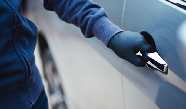 El truco de la moneda: el nuevo método que usan los ladrones para robar coches