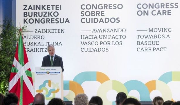 Urkullu defiende un modelo de cuidados público alejado del tradicional, que recae en la mujer