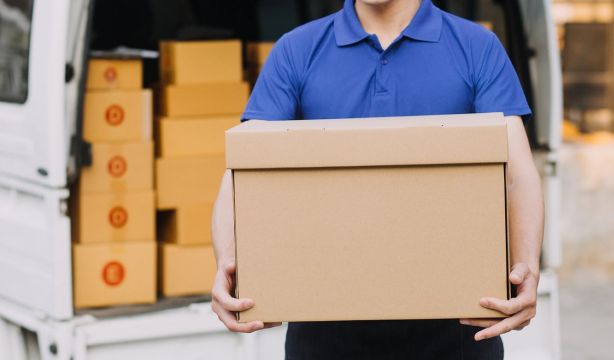 ¿Es legal dejar el paquete en el rellano o que lo recoja un vecino?