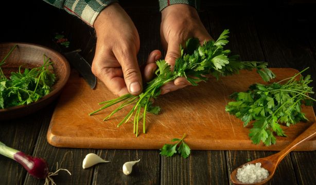 Así puedes conservar durante más tiempo el perejil fresco después de haberlo cortado