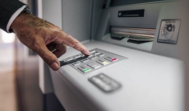 La banca no mejora la atención presencial a los mayores: solo un 12% puede operar en ventanilla. Foto: Bigstock