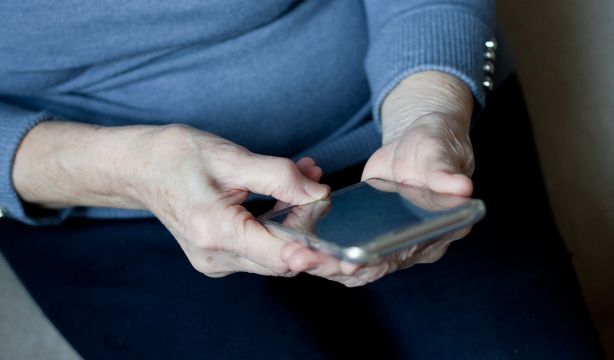 Cómo usar la app VIVESS para pensionistas que residen en el extranjero