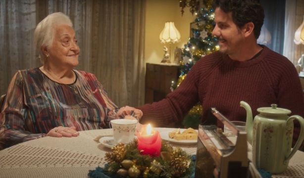 Amigos de los Mayores lanza una campaña para lograr una Navidad en compañía para mayores en soledad