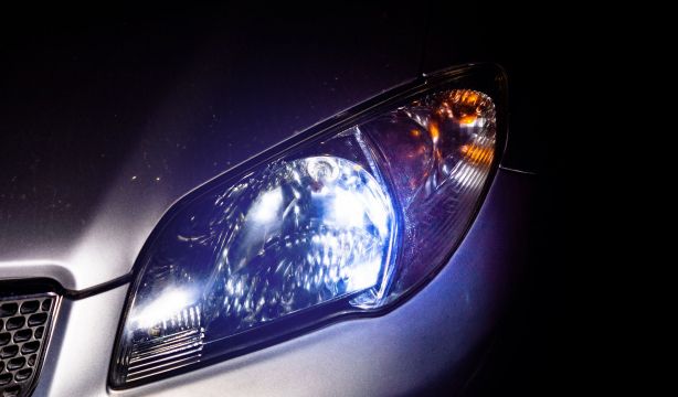 Las multas que te puede poner la DGT si utilizas mal las luces del coche