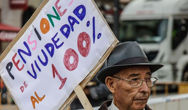 EuropaPress 4009123 hombre cartel lee pensiones viudedad 100 participa concentracion
