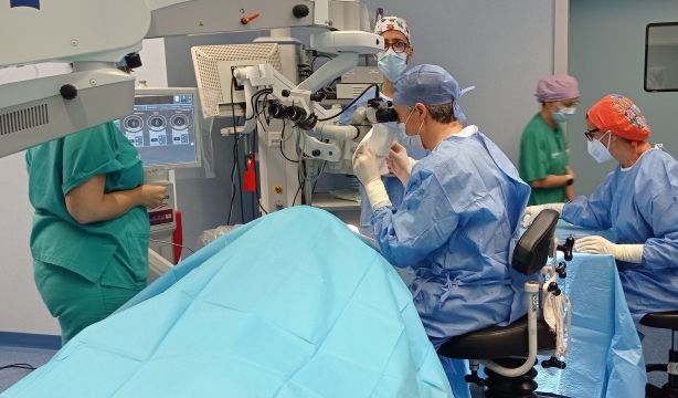 Las listas de espera para operarse apenas mejoran en 2024: las especialidades con mayores tiempos