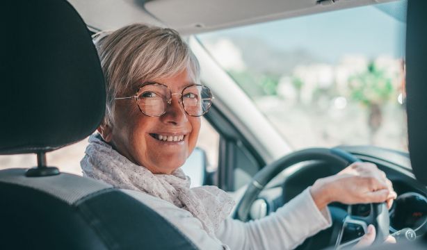 ¿Edadismo en un estudio de Harvard? Recomiendan dejar de conducir a los 65 años