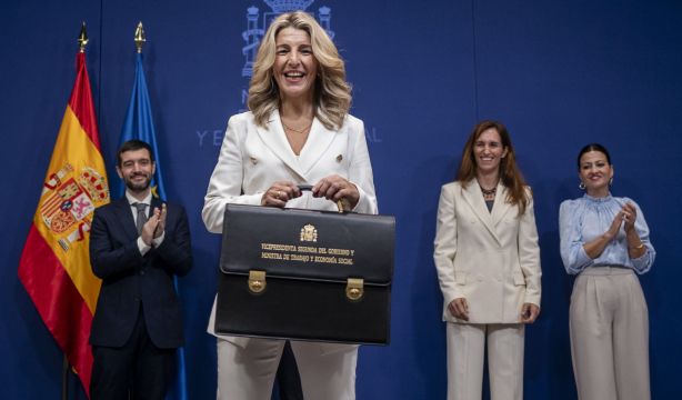 Yolanda Díaz se fija como primeras medidas subir los subsidios por desempleo y el SMI