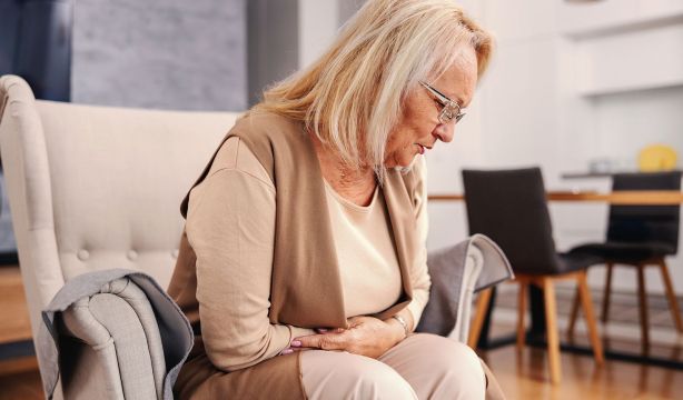 Ni café ni laxantes: los tres aliados para decir adiós al estreñimiento