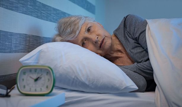 El truco de un psiquiatra para deshacerse de los pensamientos que no te dejan dormir por la noche 